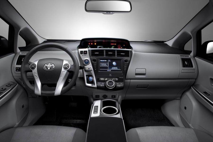  Toyota Prius + MPV 2012 года  (фото 2 из 5)